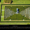 Gräflicher Park, Kopf und Körper Skulptur, begehbares Labyrinth, Irrgarten – Foto: Hans Blossey – Bad Driburg 2027