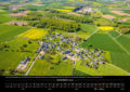 Ortsansicht Radlinghausen mit Wald NSG, Naturschutzgebiet Ruhrberg und LSG Lülingsknapp, hinten der Steinbruch Sauerländer Hartkalkstein-Industrie GmbH, Werk Thülen – Foto: Hans Blossey – Brilon 2027