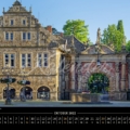 Oktober-Blatt des Kalenders Bückeburg 2022, Schlosstor am Marktplatz, Foto: Rolf Fischer